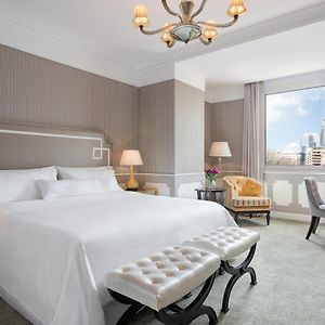 Camera contemporary con letto king size